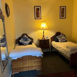 Guest house 33 Goulborn Street Goodwood, Cape Town